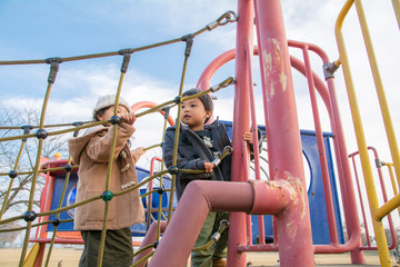 冬の公園で遊ぶ子供