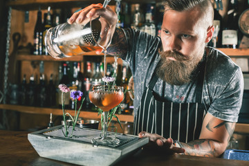 Barman is making cocktail - obrazy, fototapety, plakaty