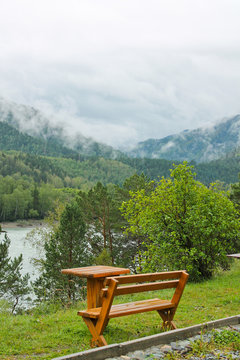 место для отдых, скамейка и стол, живописное место горного Алтая, Россия
