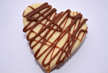 Печенье в форме сердца в шоколаде на белом фоне/Cookies in the shape of a heart with chocolate on a white background