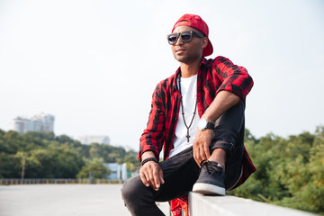 Fototapeta premium Attractive dark skinned man wearing sunglasses