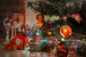 Obraz na płótnie Canvas Beatiful christmas decorated tree in shining lights