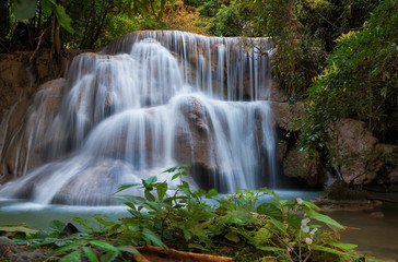 Obraz premium Huay Mae Kamin Waterfall