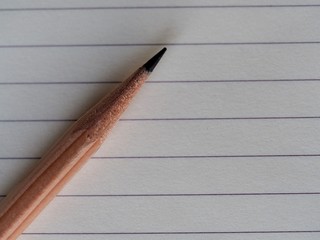 ノートの上に置かれた鉛筆のクローズアップ