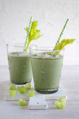 grüner Smoothie mit Sellerie und Kokos