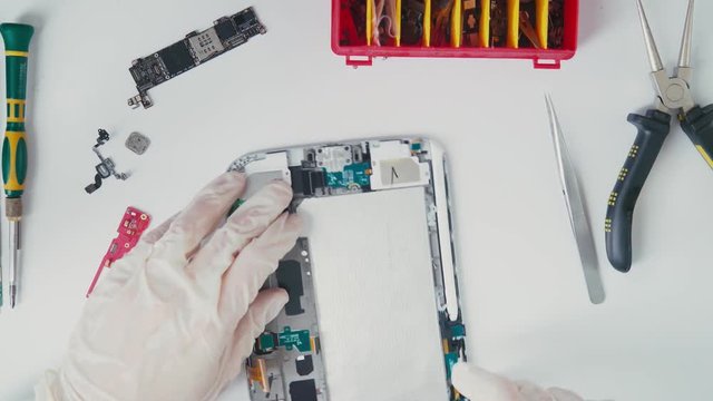 View from the top: the internal structure of the tablet PC. CPU. Capacitors and power management circuit. The charger and the battery plate. Tablet PC: the device. Repair of the tablet.