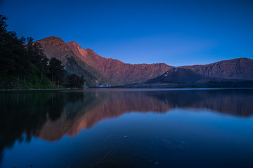 Fototapeta premium Blue Hour over mount Rinjani
