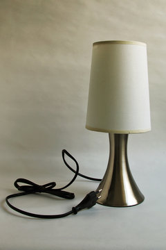 Lampara de mesa en blanco y acero, sobre fondo blanco