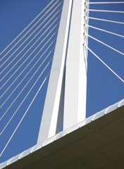 détail de pont à haubans sur fond de ciel bleu
