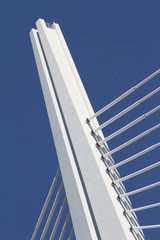 détail de pont à haubans sur fond de ciel bleu