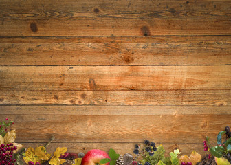 Herbstzeit - Blätter und Beeren auf rustikalem Holz - Hintergrund