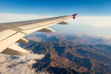 Obraz premium Looking through window aircraft during flight in wing with top view