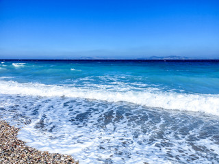 Griechischen Farben – Wunderschöne  blaue und weiße Farben am Kiesstrand auf der Insel Rhodos