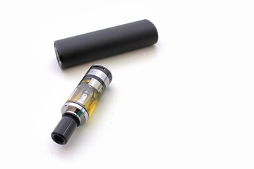 Eine E-Zigarette auf weissen hintergrund