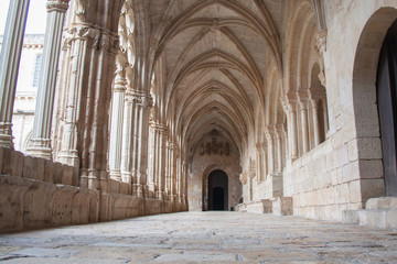 Fototapeta na wymiar Allée du cloître du Monastère royal de Santes Creus, Catalogne, Espagne