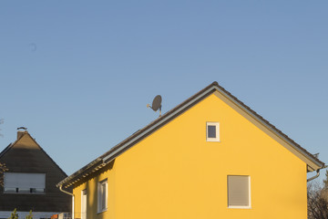 Haus mit Satellitenantenne