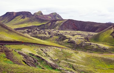 Wanderer in der wilden Landschaft des Lavafeldes Norðurhraun/ Norðurnámshraun auf der Piste...