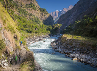 Wandelen in de bergen van de Himalaya. Manaslu circuit trektocht, Nepal