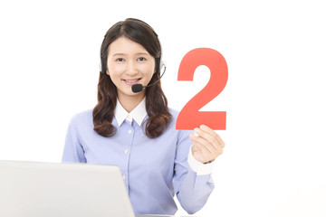 数字を持つ笑顔のオペレーター