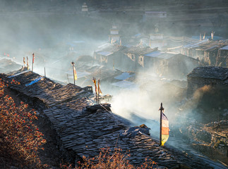 Sonnenaufgangsansicht des traditionellen nepalesischen Dorfes in den hohen Hymalaya-Bergen. Manaslu-Schaltung