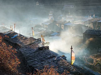 Fototapete Manaslu Sonnenaufgangsansicht des traditionellen nepalesischen Dorfes in den hohen Hymalaya-Bergen. Manaslu-Schaltung