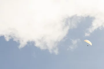 Foto auf Acrylglas Luftsport Gleitschirmfliegen am blauen Himmel