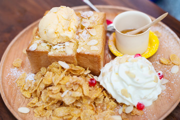 Honey Toast, Consists of bread topped with honey and ice cream
