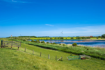 Hochwasserdeich mit Leuchtturm bei Westermarkelsdorf