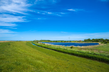 Hochwasserdeich mit Leuchtturm bei Westermarkelsdorf
