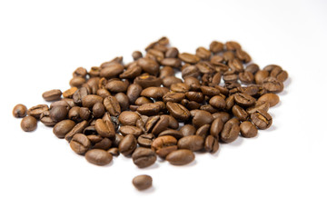 Viele Kaffeebohnen auf weissem Hintergrund