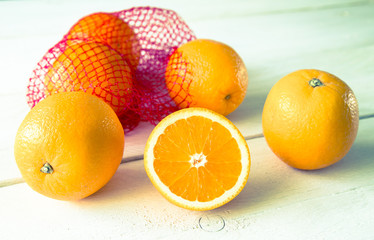 Orangen auf einem Holztisch im Netz