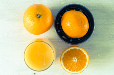 Saftpresse für Orangensaft  und Orange auf Holztisch