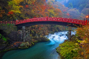 Gardinen Shinkyo-Brücke im Herbst in Nikko, Tochigi, Japan © Patryk Kosmider