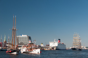 Fototapeta na wymiar Schiffe versammeln sich zur Windjammerparade zur Kieler Woche