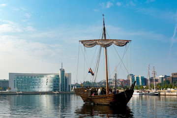 Mittelalterliche Hansekogge zum Besuch zur Kieler Woche im Kieler Hafen