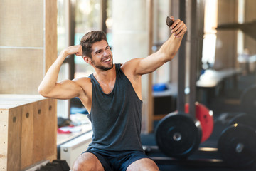 Fototapeta na wymiar Young fitness man makes selfie