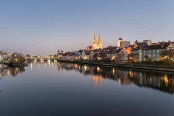 Fototapeta na wymiar Super Vollmond in Regensburg mit Donau und Altstadt