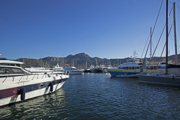Fototapeta premium Bateau luxe dans port méditerranéen, Calvi, Corse
