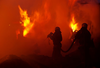 Fototapeta na wymiar Firefighters extinguish a house