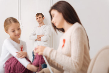 Obraz premium Serious confident man leaning on the wall