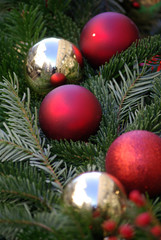 Sapin de Noël vert et boules dorées et rouges