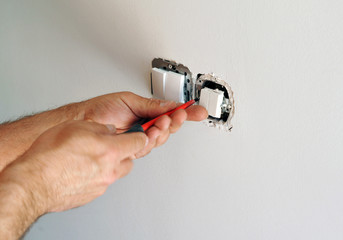 Electricista reparando los interruptores eléctricos