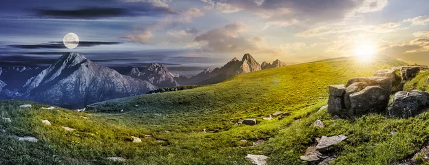 Photo sur Plexiglas Tatras énormes pierres dans la vallée au sommet de la chaîne de montagnes