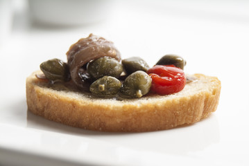 tartina capperi acciuga pomodoro