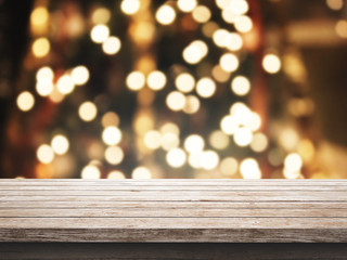Tavolo in legno con sfondo natalizio e albero di natale