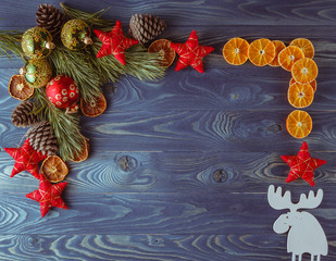 Naklejka premium Gingerbreads for new years and christmas on wooden background, x