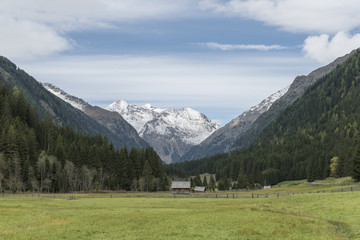 Fototapeta na wymiar Lessachtal im Lungau mit Blick auf die Berge
