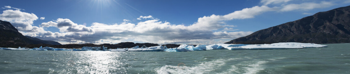 Patagonia, 23/11/2010: gli iceberg e l'acqua azzurra del Lago Argentino, il più grande lago d'acqua dolce in Argentina, nel Parco Nazionale Los Glaciares, alimentato dal disgelo dei ghiacciai