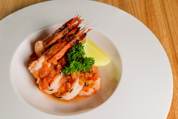 Cooked shrimp with lemon