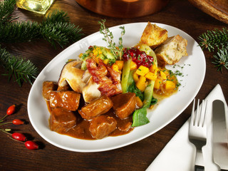 Hirschgulasch mit Steinpilze, Gemüse und Semmelknödel